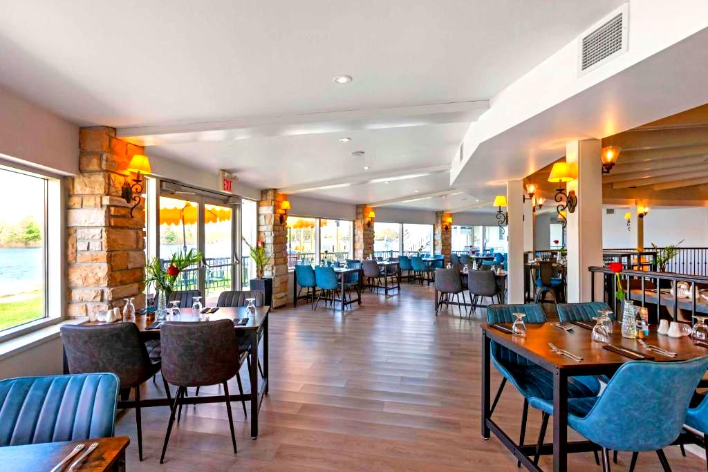Christie's Mill Inn & Spa Dining Room image source: https://www.booking.com/hotel/ca/christie-39-s-mill-inn-and-spa.en-us.html
